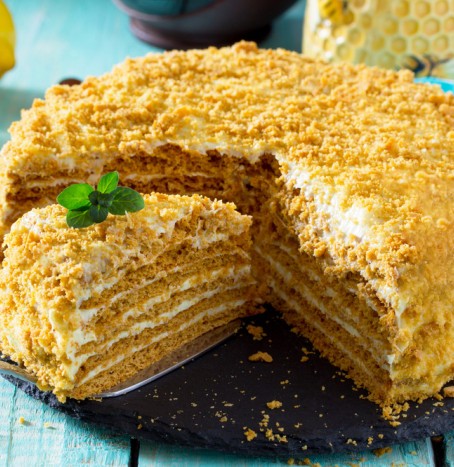 Домашна медена торта с орехи - крехко изкушение с вкус на медена ...